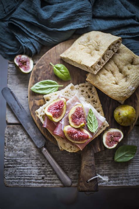 Focaccia Con Prosciutto E Fichi Ribes E Cannella