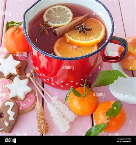 Hausgemachter Winterpunsch Mit Orangen Und Gewuerzen Stock Photo Alamy