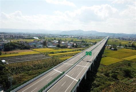 山東正打造的一條高速公路，是雙向六車道，長565公里 壹讀