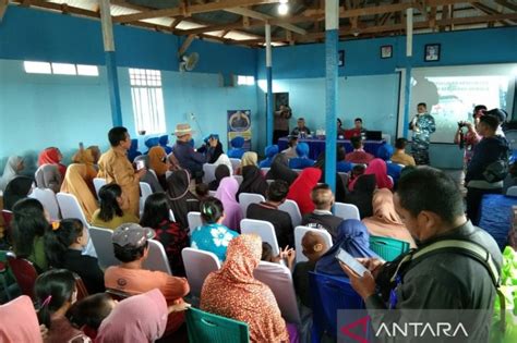 TNI AL Kendari Mengedukasi Masyarakat Pesisir Di Konawe Cegah Penyakit