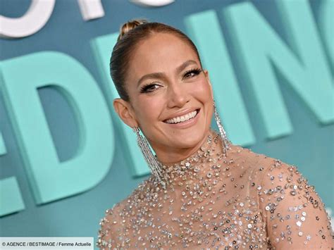 Jennifer Lopez sensationnelle en robe entièrement transparente et sequins