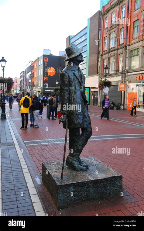 Irland Dublin Statue Of Oscar Wilde Irish Writer In Merrion Square