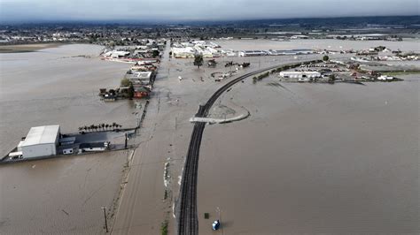 Photos: River Levee Break Floods California Town – NBC Los Angeles