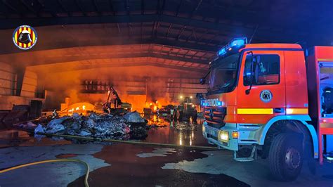 Seis Dotaciones De Bomberos Sofocan El Incendio En Una Planta De Reciclaje De Guadassuar Las