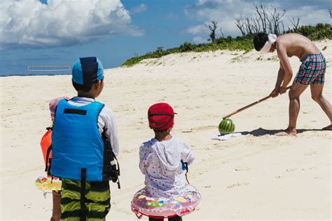 スイカ割りのイメトレをする男性を見守る子どもたちの無料写真素材 Id 80773｜ぱくたそ