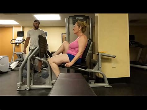 Sexy gruesa gran botín milf danni jones se estira completamente por su toro entrenador de