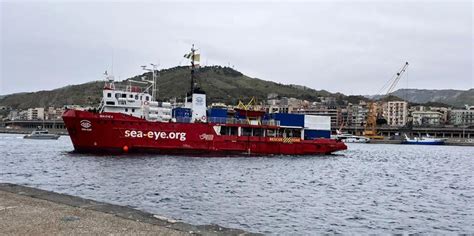 Nave Sea Eye Con Migranti Arrivata Al Porto Di Reggio Calabria