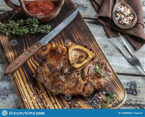 Ca A Cocinada Buco De La Ternera De Osso En Un Primer Del Tablero De La