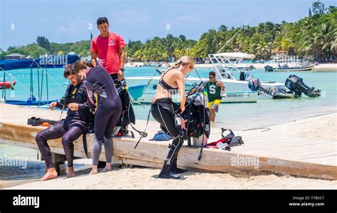 Suba Enthusiasts Prepare To Dive On The Mesoamerican Barrier Reef Off