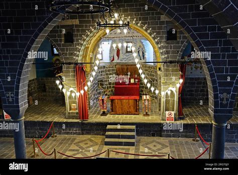 Une Vue D Un Autel De La Saint Glise De Pithyon Un Officier Religieux