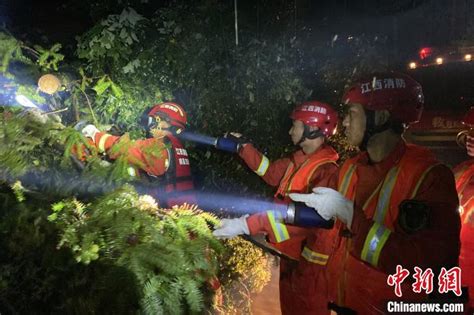 暴雨袭击江西南昌致人员被困 消防紧急救援