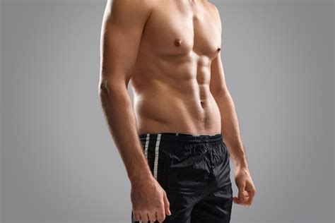 Hombre De Cultivo Con Torso Musculoso Foto Premium