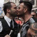 Gay Pride à Londres un policier met le genou à terre pour demander son petit ami en mariage