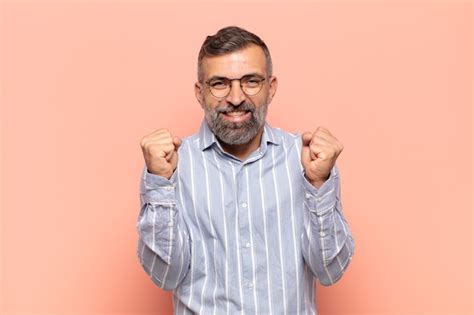 Hombre Guapo Adulto Que Se Siente Sorprendido Emocionado Y Feliz