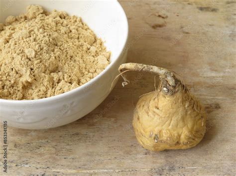 Maca Cruda Y Maca En Polvo Lista Para Servir En Las Comidas O Bebidas