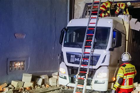 Brummi Fahrer Will Durch Engen Torbogen Dann Passiert Was Passieren