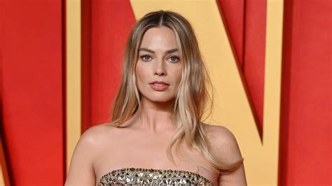 Margot Robbie Legs It To Vanity Fair Oscars Party In Very Racy Corset