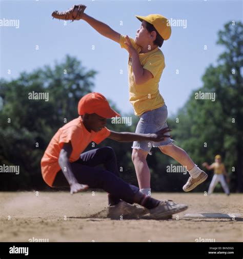 Children playing baseball hi-res stock photography and images - Alamy