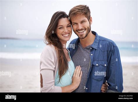 Mon babe et moi même à la plage Plan court d un jeune couple à la plage Photo Stock Alamy