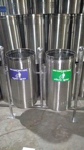 Open Top Stainless Steel Pole Mounted Dustbin With Litre Loading