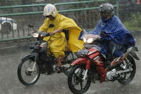 Mau Berkendara Di Musim Hujan Begini Tips Memilih Jas Hujan Untuk