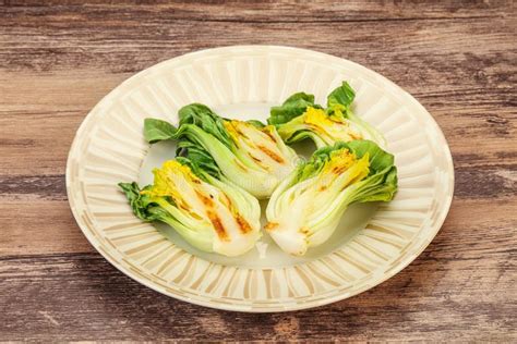 Ensalada De Bok Choy A La Parrilla Foto De Archivo Imagen De Hoja