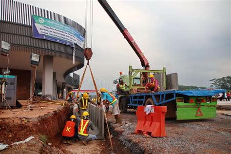 Trabajadores Del Proyecto Al Manejar Los Canales En La Construcci N