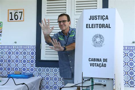 Candidato à Reeleição Eduardo Paes Vota Acompanhado Da Família E Do