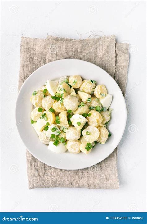 Ensalada De Patata Con Los Huevos Y La Cebolla Verde Imagen De Archivo