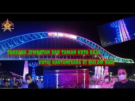 Suasana Jembatan Dan Taman Kota Raja Kutai Kartanegara Saat Malam Hari