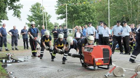 Ein Ganzes Dorf Feiert Seine Feuerwehr Ostfriesen Zeitung