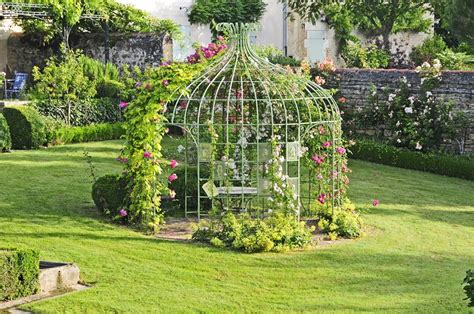 Kiosques pergolas gloriettes lintimité au jardin