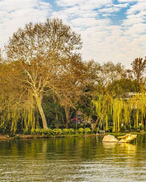 West Lake, Hangzhou, China editorial stock image. Image of traditional ...