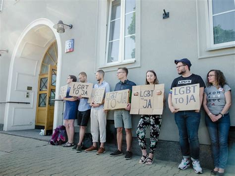 Sąd nakazał wstrzymanie dystrybucji naklejek Gazety Polskiej z hasłem