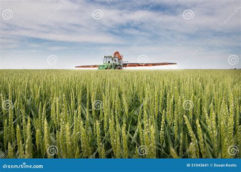 Trator Que Pulveriza No Campo Imagem De Stock Imagem De Subst Ncia