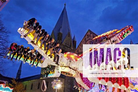 Abends Auf Der Allerheiligenkirmes Vor Dem Sankt Patrokli Dom