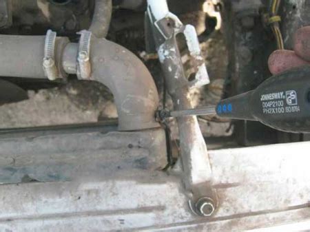 Снятие и замена радиатора охлаждения на ВАЗ 2121 (Нива 4x4)