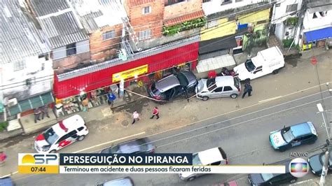 Perseguição policial termina em acidente envolvendo três carros e moto