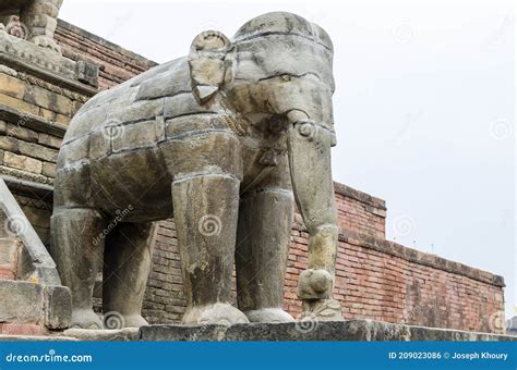 Escultura De Elefantes De Piedra En Bhaktapur Nepal Foto De Archivo