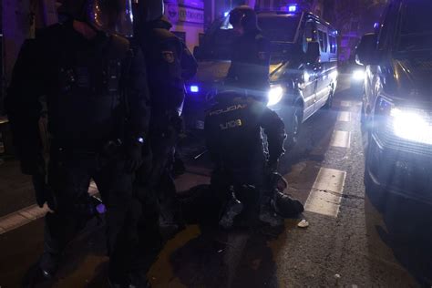 Más policías que manifestantes durante la investidura de Sánchez en el