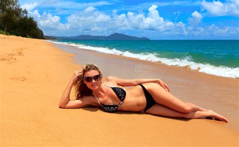 Joli Femme En Bikini Et Glaces Photo stock Image du océan extérieur 24715614