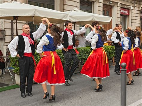 Conjunto Da Dança Popular De Calabria Itália Fotografia Editorial