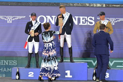 Photo Charlotte Casiraghi félicite Max Kuhner durant le Jumping