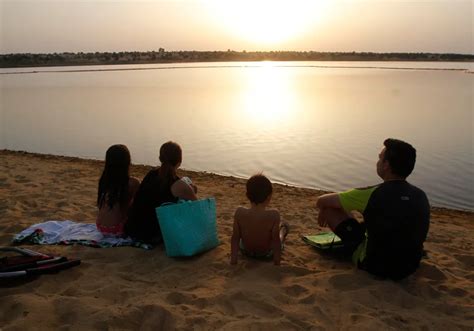 Salud prohíbe el baño en la playa del embalse de La Colada y lo