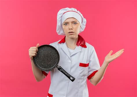 Jeune Femme Blonde Confuse Chef En Uniforme De Chef Tient Une Po Le Et