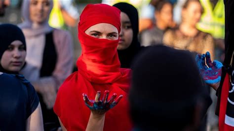 Dinamarca Se Agita Con La Ley Que Prohíbe El Uso Del Burka En Público