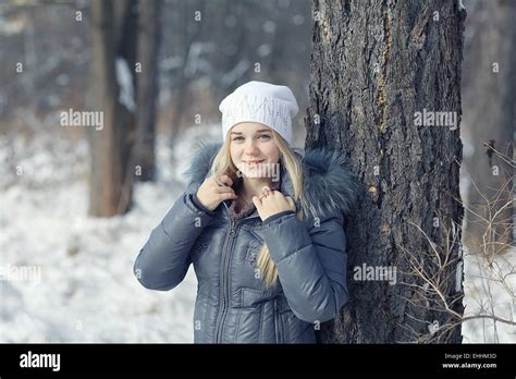 Portrait d une jeune fille blonde en hiver dans le parc de la forêt Photo Stock Alamy