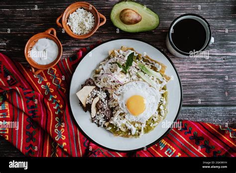 Chilaquiles Mexicanos Con Huevo Frito Pollo Y Salsa Verde Picante