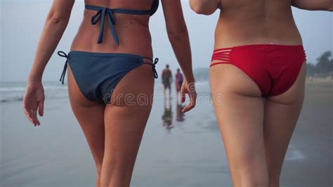 Zwei Sexy Freundinnen Der Jungen Frauen Gehen An Den Strand In Einem Bikini Stock Footage