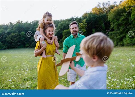 Feliz Familia Joven Que Pasa Tiempo Juntos En La Naturaleza Verde